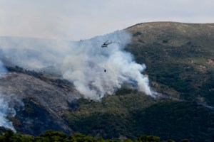 Επί ποδός η Πυροσβεστική: Φωτιά σε εξέλιξη στην Ανατολική Μάνη
