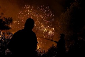 Φωτιά στην Περαχώρα Κορινθίας - Στη μάχη με τις φλόγες 25 πυροσβέστες