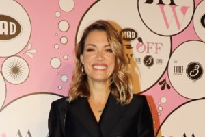 Βίκυ Καγιά: Η λαμπερή εμφάνιση με τολμηρό ντραπέ διάφανο φόρεμα που αγκάλιαζε το σώμα της - εικόνα 7