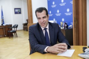 "Έβαλε τα κλάματα ο γιος μου": Ο Πλεύρης περιγράφει πώς έγινε η επίθεση με το γιαούρτι