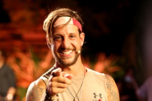 Πήρε εξιτήριο ο Ηλίας Μπόγδανος - Χαμογελαστός στο σπίτι του [εικόνα]