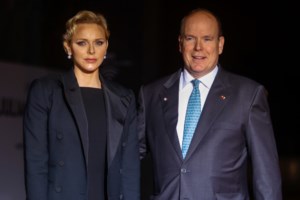 Μοντέρνα πριγκίπισσα η Σαρλίν: Η διαφορετική εμφάνιση με ολόσωμη φόρμα που αγκάλιασε το σώμα της - εικόνα 7