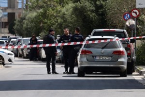 Επίθεση με κατσαβίδι στο Κορωπί: "Θα τους σκοτώσω να γίνω ήρωας"-Αυτός είναι ο 51χρονος που τραυμάτισε επιβάτη και αστυνομικούς - εικόνα 5