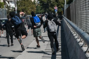 Επεισόδια και συμπλοκές έξω από το Υπ.Προστασίας του Πολίτη [Εικόνες - Βίντεο]