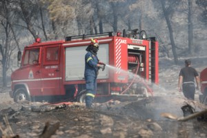 Υπό μερικό έλεγχο η φωτιά στον Κουβαρά