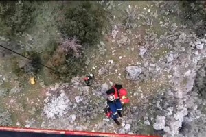 Τεράστιος βράχος ξεκόλλησε και έλιωσε αμάξι στην Καλαμάτα: Μητέρα και παιδί ήταν έτοιμοι να μπουν στο όχημα [εικόνες - βίντεο]