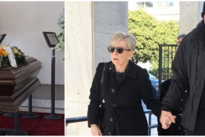 Ελενα Ακρίτα: Συντετριμμένη στην κηδεία της μητέρας της, Σύλβας - Στο πλευρό της ο γιος της, Παύλος Αρζόγλου [εικόνες] - εικόνα 12