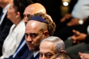 Πόλεμος στο Ισραήλ: Πατέρας εκλιπαρεί τη Χαμάς να πάρουν αυτόν όμηρο στη θέση της γυναίκας και των κοριτσιών του - εικόνα 6