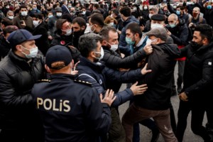 Πανικός στο Παρίσι: Άνδρας έκλεψε βαν από Δημαρχείο και έπεσε πάνω σε πεζούς