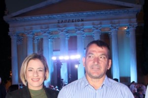 Eτοιμοι να ανέβουν τα σκαλιά της εκκλησίας η Αφροδίτη Σκαφίδα και ο Πύρρος Δήμας - Περιμένουν το παιδί τους