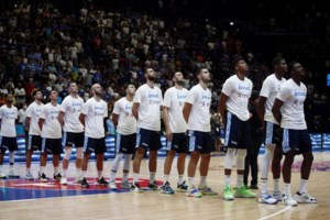 Αντετοκούνμπο: Ο προπονητής της Ιταλίας ζήτησε συγγνώμη από τον Γιάννη γιατί "σάλταρε" στην αγκαλιά του [Βίντεο]