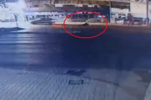 Λεωφόρος Αθηνών: Τραυματισμένη στον δρόμο έμεινε για ώρα η 17χρονη - Δεν σταματούσε κανένα όχημα για βοήθεια [Βίντεο]