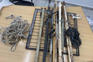 Μύκονος: Ποσότητες ναρκωτικων βρέθηκαν θαμμένες σε σπίτι στη Φτελιά - Πέντε συλλήψεις