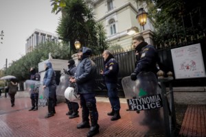 Πόλεμος στην Ουκρανία: Κυρώσεις σε βάρος Ρωσίας - Μπλόκο σε τράπεζες, ενέργεια, εξαγωγές από την ΕΕ