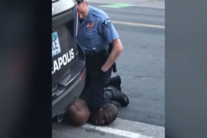 Ξεχειλίζει η οργή για τη δολοφονία του Τζορτζ Φλόιντ: Στις φλόγες αστυνομικό τμήμα στη Μινεάπολη [εικόνες - βίντεο]