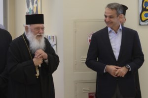 Στη Μητρόπολη Αθηνών για την Ακολουθία των Αγίων Παθών ο Κυριάκος Μητσοτάκης - Η αντίδραση του Ιερώνυμου [Εικόνες] - εικόνα 6