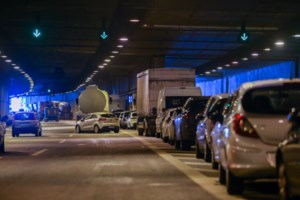 Τρελή πορεία φορτηγού στην Κόρινθο: Λύθηκε το χειρόφρενο και έπεσε σε επιχείρηση