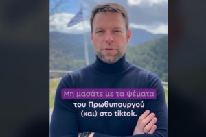 Στην Τρίπολη τσίκνισε ο Κασσελάκης: Ήπιε κρασί, μίλησε με τον κόσμο - Μαζί του ο Τάιλερ Μακμπέθ [εικόνες]