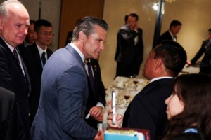 Χέγκσεθ: Αντιδράσεις για το ταξίδι στη Γαλλία με τη σύζυγο και έξι από τα παιδιά τους - "Δεν έχω ξαναδεί κάτι τέτοιο" - εικόνα 4