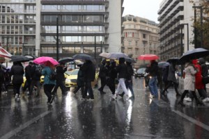 Δεμένα τα πλοία σε Πειραιά, Ραφήνα και Λαύριο από τους νοτιάδες που φτάνουν τα 9 μποφόρ - Κλειστά αρκετά πορθμεία