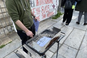 Θεσσαλονίκη: Μασκαράδες... "Ρομπέν των Δασών" -  Άρπαξαν λάδια από σούπερ μάρκετ και τα μοίρασαν σε πολίτες
