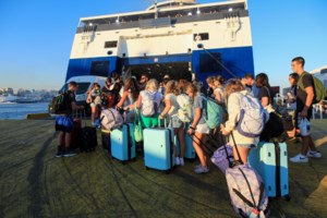 Φωτιά τα ακτοπλοϊκά εισιτήρια: Πόσο κοστίζει σε μια 4μελή οικογένεια να πάει Πάρο, Ηράκλειο και Ρόδο [βίντεο]