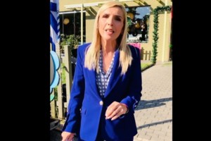 Με κολάρο και δεμένο χέρι η Ρένα Κουβελιώτη- Τη χτύπησε άντρας που έκανε εργασίες οξυγονοκόλλησης στη φύση [βίντεο]