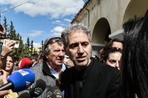 Κόκοτας: Ξεκίνησε η τρίτη προσπάθεια αφύπνισης - "Προσπαθώ να βάλω τη λογική μπροστά", λέει η σύζυγός του