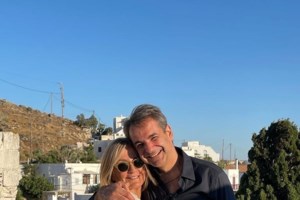 Μαρέβα Μητσοτάκη: Το μονόχρωμο look στο Ηρώδειο με one shoulder τοπ και φολκλόρ ψηλόμεση φούστα με φούντες - εικόνα 5