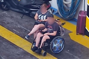 Οργή Κικίλια και κυρώσεις για τη μεταφορά αναπήρου σε... γκαράζ πλοίου στη Θάσο εν μέσω καύσωνα