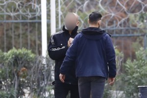 Κολωνάκι: Ο 60χρονος κλείδωνε τη μητέρα του στο σπίτι, οι καβγάδες και τα χρέη - Δεν πήγε ούτε στην κηδεία της - εικόνα 2