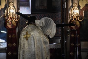 Απίστευτο: Μεθυσμένος ιερέας παραλίγο να πέσει στον τάφο σε κηδεία στην Αθήνα