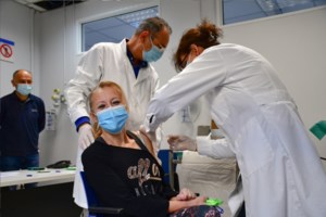 Ισπανία - Τσεχία: Τέλος οι εμβολιασμοί λόγω έλλειψης δόσεων