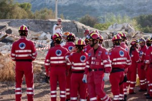 Σεισμός στην Τουρκία: Ιάπωνες διασώστες κράτησαν ενός λεπτού σιγή για τα θύματα, πριν επιστρέψουν στη χώρα τους [βίντεο]