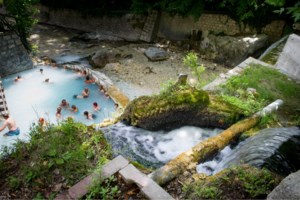 Ηράκλειο: Ηλικιωμένοι κολυμπούν σε νερά με λύματα - Νομίζουν ότι είναι... ιαματικά επειδή είναι ζεστά [βίντεο]