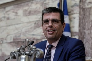 Δόθηκε η πρώτη άδεια διαμονής σε μετανάστη με τρία χρόνια εργασίας στην Ελλάδα - 5.000 αιτήσεις στην πλατφόρμα