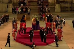 Στην Βρετανική πρεσβεία ο Μητσοτάκης - Υπέγραψε στο βιβλίο συλλυπητηρίων για τον θάνατο της Βασίλισσας Ελισάβετ - εικόνα 2