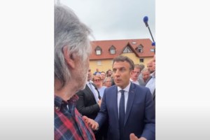 Ο Μακρόν δεν χρησιμοποίησε τη λέξη "γενοκτονία" που ανέφερε ο Μπάιντεν για τη ρωσική εισβολή