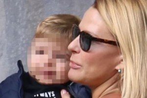 Η Εριέττα Κούρκουλου στο Μετρό Συντάγματος με άνετο ιβουάρ κοστούμι και ασορτί πρωινές γόβες - εικόνα 5