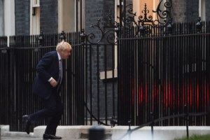 Έξαλλος ο Μπόρις Τζόνσον: "Δεν παραιτούμαι" - Τι αποκαλύπτει το πόρισμα για τα κορονοπάρτι της Ντάουνινγκ στριτ