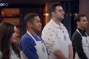 Ο Λεωνίδας Κουτσόπουλος στο μπαρ του Διονύση Πρώιου στου Ψυρρή - Είδαν μαζί τον ημιτελικό του MasterChef [Εικόνα]