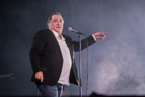 "Καλησπέρα και καλή βραδιά": Γνωστοί καλλιτέχνες αποχαιρέτησαν τον Βασίλη Καρρά - Οι live στιγμές και η συγκίνηση