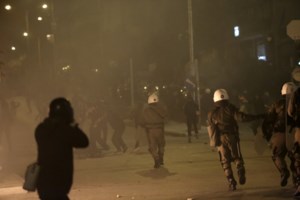 Νέα Σμύρνη: Αυτός είναι ο 30χρονος "Ινδιάνος" - Ενώπιον της ανακρίτριας για την επίθεση στον αστυνομικό [Εικόνες] - εικόνα 4