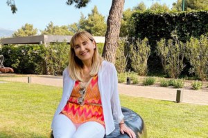 Μάρα Ζαχαρέα: Η αέρινη εμφάνισή της στην Πάρο με floral φόρεμα