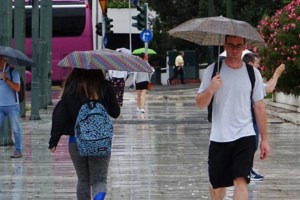Νεροποντή στην Κέρκυρα: Ποτάμια έγιναν οι δρόμοι - Έπεσαν δέντρα και καταπλάκωσαν αυτοκίνητα