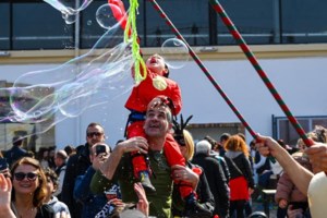 Σε αποκριάτικο mood η Εφη Αχτσιόγλου με τον γιο της - Οι φωτό τους, μασκαρεμένοι