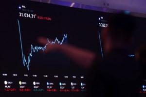 Πώς βλέπει η Αθήνα τις εξελίξεις στη Μέση Ανατολή και το "κραχ" στα χρηματιστήρια - Φόβοι για νέα ενεργειακή κρίση