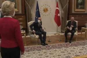 Νέο "sofagate" για τη Φον ντερ Λάιεν: Ο ΥΠΕΞ της Ουγκάντα την αγνόησε - Χαιρέτησε μόνο Μακρόν και Σαρλ Μισέλ [Βίντεο]