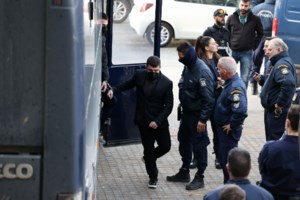 Δίκη Άλκη Καμπανού: "Χτύπησα έναν με μαχαίρι δυο φορές"- Η κατάθεση της αδερφής του "Αθηναίου" που τον έκανε να "σπάσει" - εικόνα 2