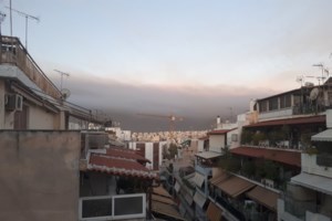 Φωτιά στον Σχίνο Κορινθίας - Αρχηγός πυροσβεστικής: Είναι σε ύφεση - Ζημιές σε σπίτια - εικόνα 2